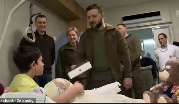 Zelensky surprizon jetimët në spital