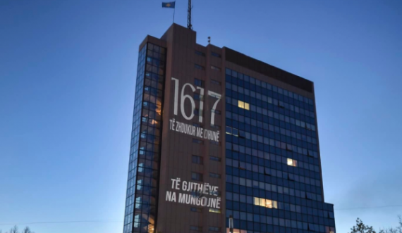 “1617”, Ndërtesa e Qeverisë ndriçohet me numrin e personave të zhdukur gjatë luftës