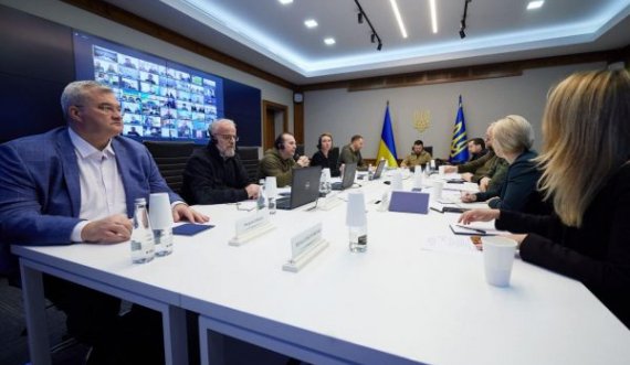 Politikani shqiptar pritet nga Zelensky në Ukrainë: Luftëtarët e ndan edhe bukën me ne
