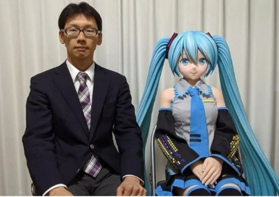 Ky burrë u martua me një kukull, tani ankohet se lidhja ka probleme