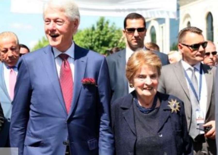 Kjo ishte vizita e përbashkët e Clinton me Albright në Kosovë, të cilën ai e përmendi sot