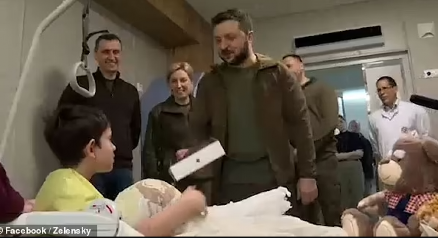 Zelensky surprizon jetimët në spital