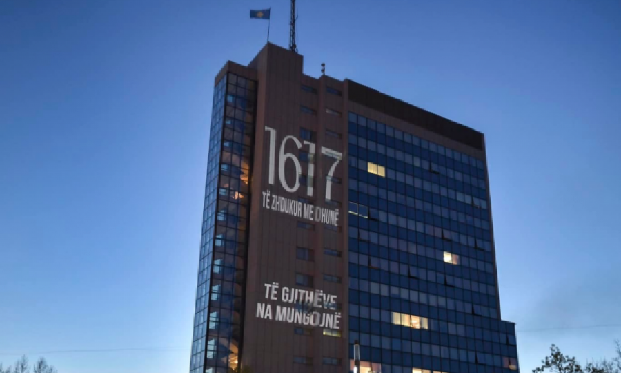 “1617”, Ndërtesa e Qeverisë ndriçohet me numrin e personave të zhdukur gjatë luftës