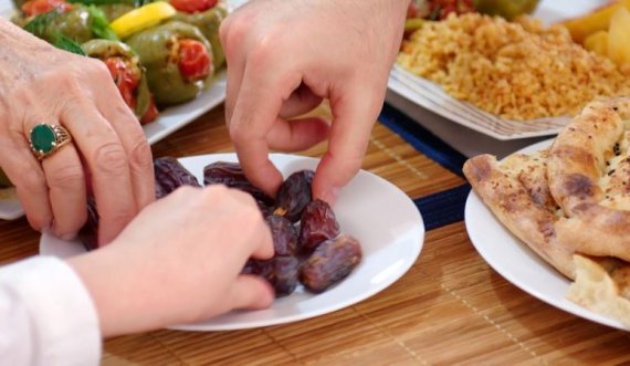 Burri që përzuri gruan pas daljës në iftar me kolege merr përkrahje: 'Ligji i lejon kudrat me ladru, sakicë në lule të ballit'