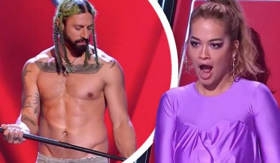 Konkurrenti zhvesh këmishën, “çmendet” Rita Ora, nuk i reziston dot