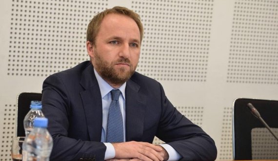 Tahiri për Haxhiun: Me dalë më mbrojt ambasadorin duhesh me qenë në një zor të madh