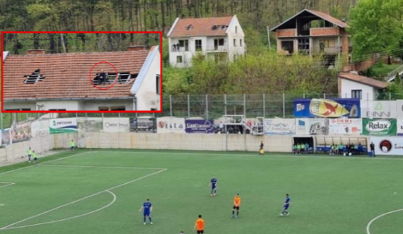 Tifozi i Ballkanit e përcolli ndeshjen nga kulmi i një shtëpie