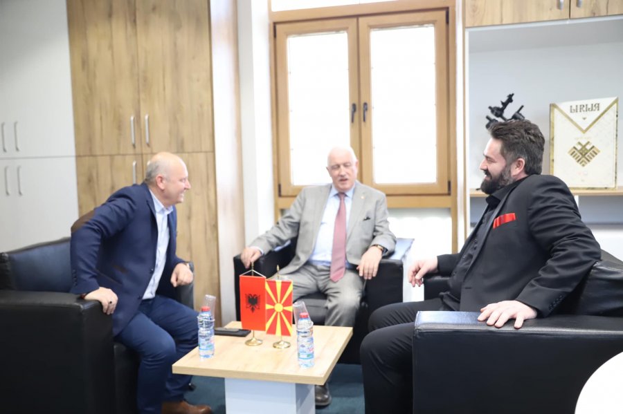 Drejtori i ansamblit Shkodran Tolaj mirëpret drejtoreshën gjenerale të TKOB Zana Çela, drejtorin e ansamblit Sokol Marsi dhe ambasadorin e Shqipërisë Fatos Reka