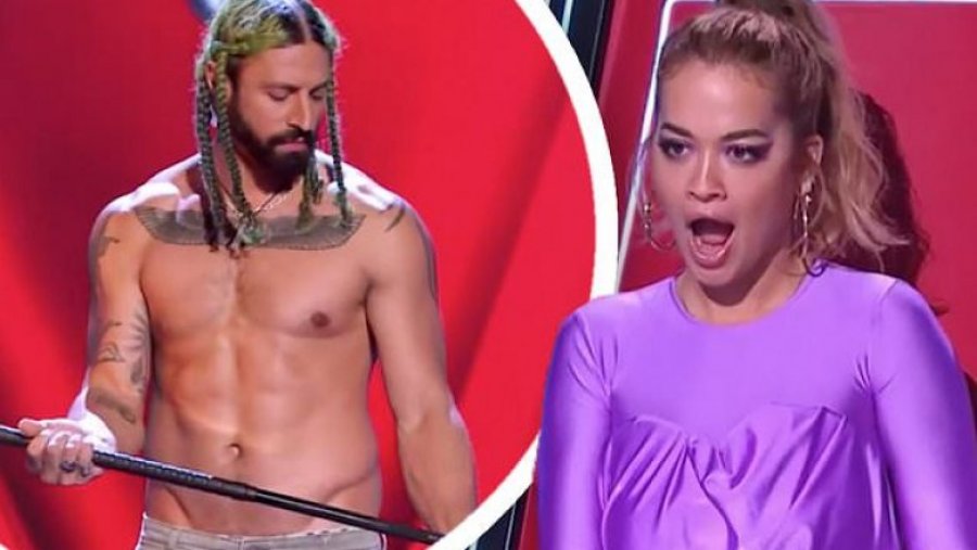 Konkurrenti zhvesh këmishën, “çmendet” Rita Ora, nuk i reziston dot