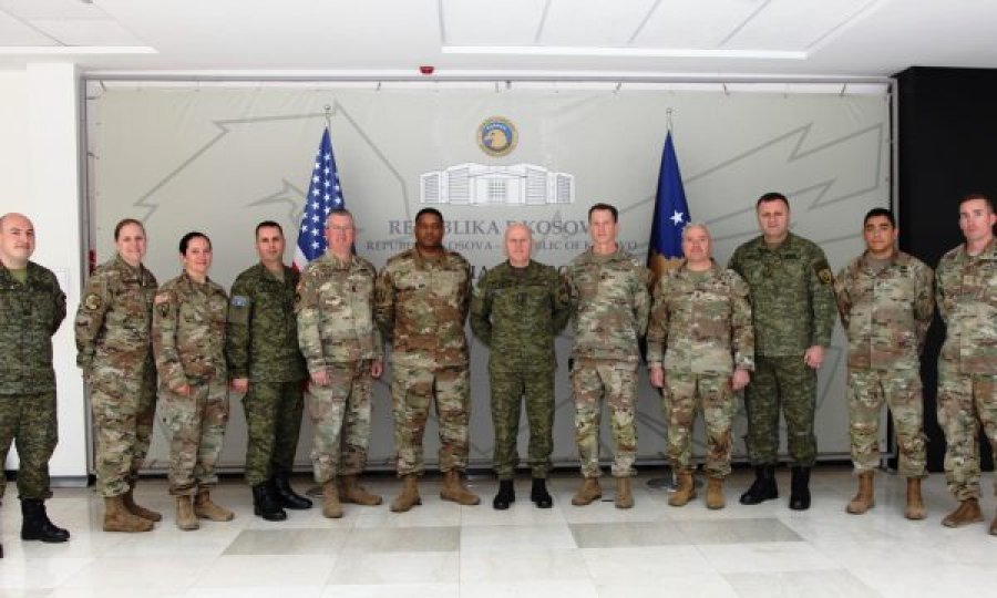 Një delegacion nënoficerësh amerikanë vijnë në Kosovë, i pret komandanti i FSK-së