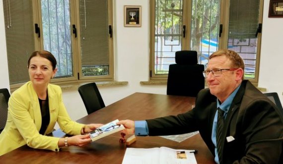 E ngarkuara me Punë e Kosovës në Izrael pret në ambasadën në Jerusalem ushtarakun izraelit
