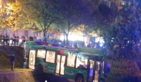 Aksident i frikshëm në Tiranë, autobusi i Unazës përfundon në Lanë