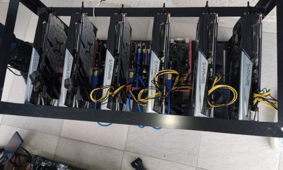 Policia bastis një shtëpi në Mitrovicë, gjen 12 aparate për prodhimin e kriptovalutave