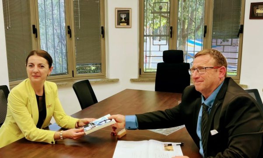 E ngarkuara me Punë e Kosovës në Izrael pret në ambasadën në Jerusalem ushtarakun izraelit