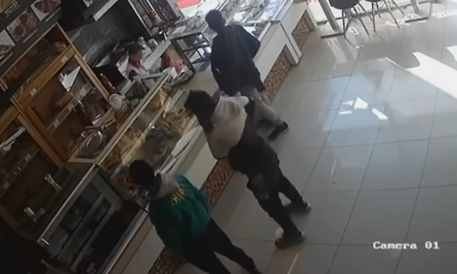 Tre romë vjedhin arkën e ndihmave në një furrë të Prishtinë