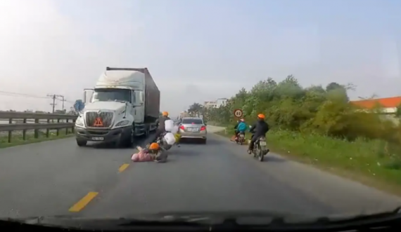  Shikoni si e shpëton nëna fëmijën nga shtypja prej kamionit në lëvizje