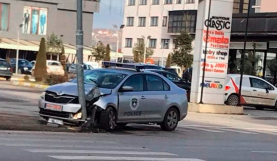 Aksident në Mushtisht të Suharekës: Shoferi godet veturën e Policisë dhe ikë nga vendi i ngjarjes