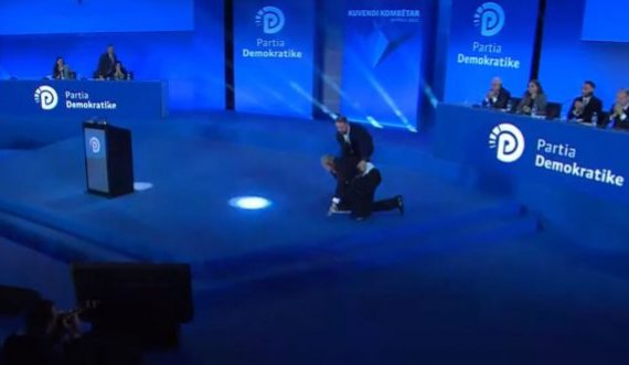 Sali Berisha rrëzohet në mes të Kuvendit, nuk i pa shkallët