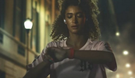 Samsung kërkon falje për reklamën që tregon një grua duke dalë për vrap në 2 të mëngjesit