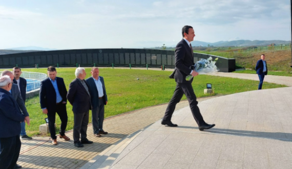 Kurti kthehet nga Amerika, shkon për homazhe te Kompleksi Memorial i dëshmorëve në Skënderaj
