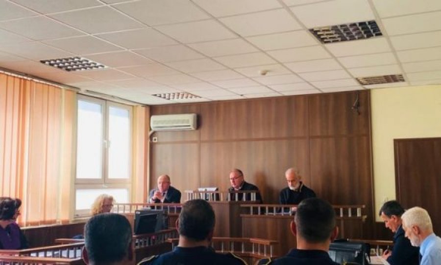 Akuzohet se vrau vëllain me sëpatë për probleme pronësore në Pejë, krejt çka tha mbrojtja në seancën e djeshme