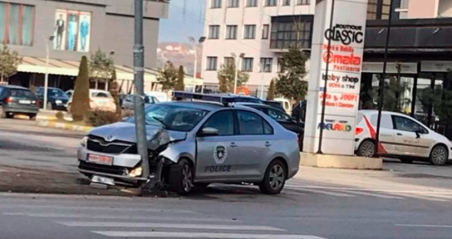 Aksident në Mushtisht të Suharekës: Shoferi godet veturën e Policisë dhe ikë nga vendi i ngjarjes