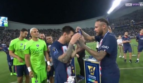 Neymar i befason të gjithë, ua ndan medaljet Messit me shokë
