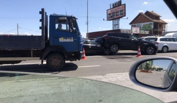 Aksident i çuditshëm në Fushë Kosovë, vetura futet nën xhip