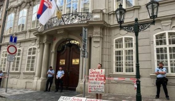 Aktivistë çekë protestojnë para ambasadës: 'Kosova nuk është Serbi'