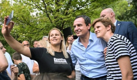 Kryeministri u kthehet temave të preferuara shkon në një tubim me diasporën në Podujevë