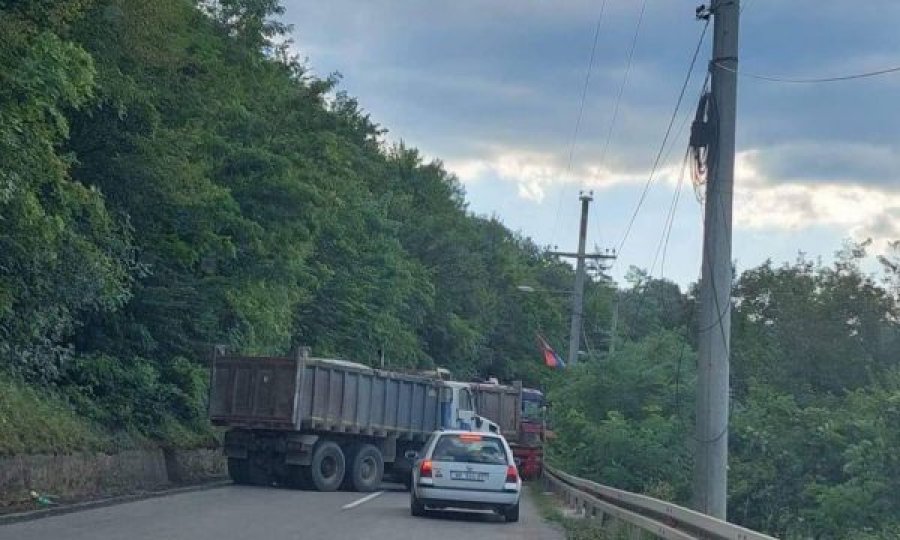 Barrikadat, të shtënat me armë zjarri dhe kërkesa e SHBA-së – përmbledhje e zhvillimeve nga veriu