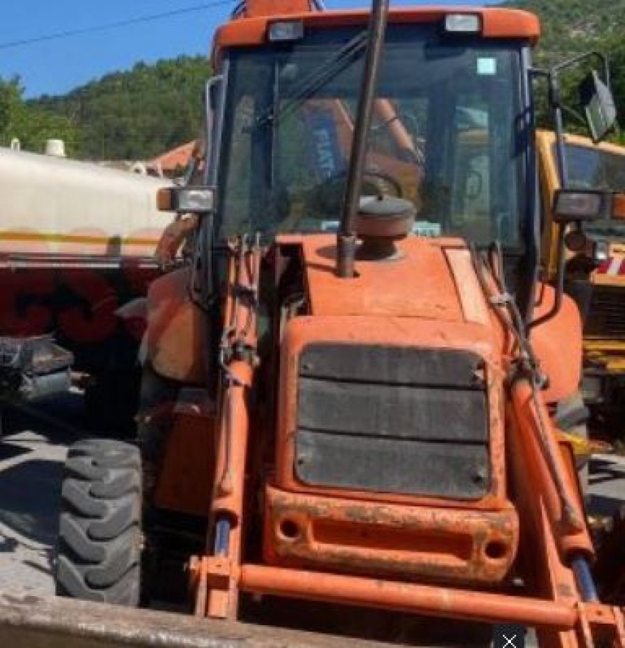 Tre kamionë largohen nga rruga që çon në Jarinjë