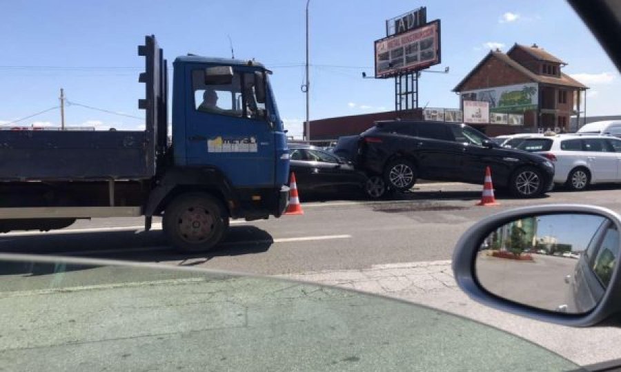 Aksident i çuditshëm në Fushë Kosovë, vetura futet nën xhip