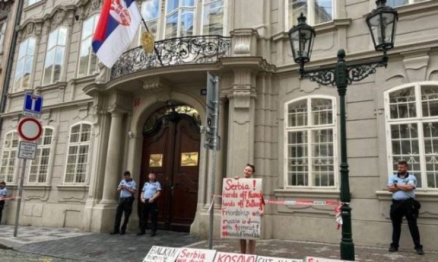 Aktivistë çekë protestojnë para ambasadës: 'Kosova nuk është Serbi'