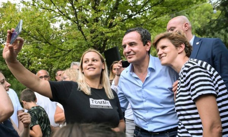 Kryeministri u kthehet temave të preferuara shkon në një tubim me diasporën në Podujevë