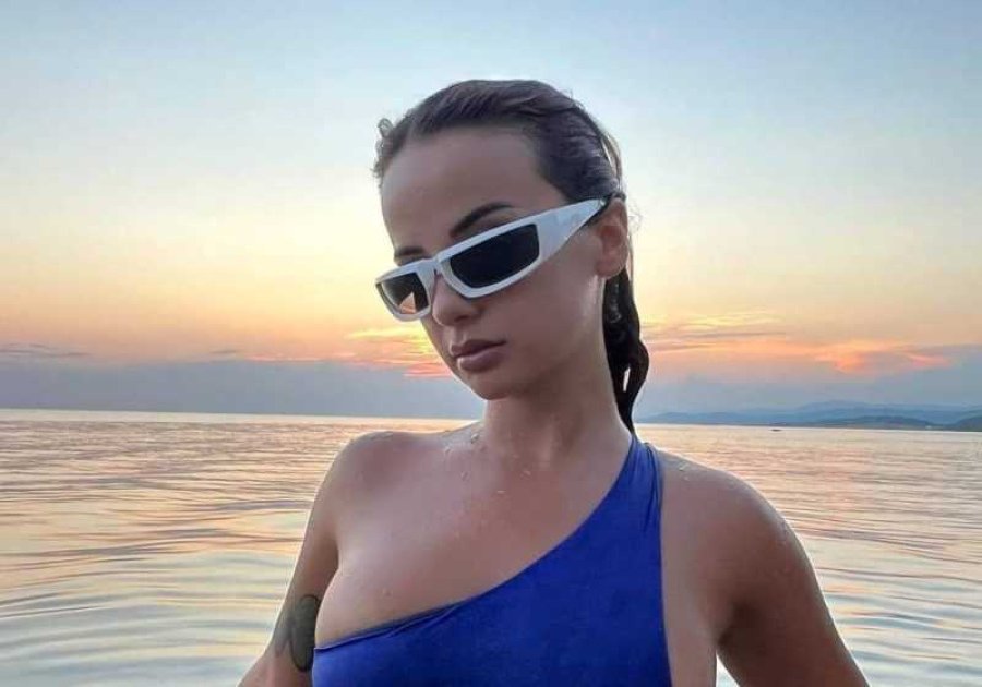 Rina Balaj nxjerr asetet e saj bombastike në bikini