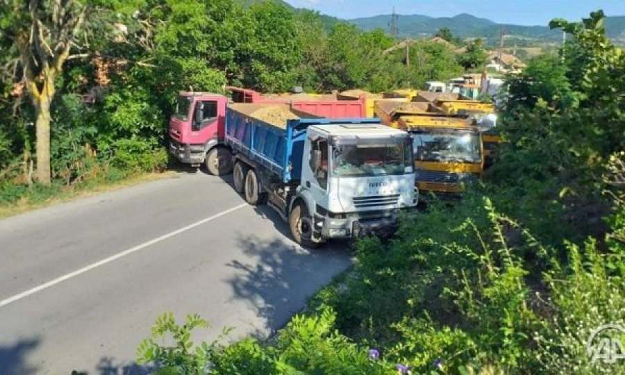 Policia: Vendimi për pajisje me dokumentin për hyrje-dalje po zbatohet, Jarinja dhe Bërnjaku janë të mbyllura