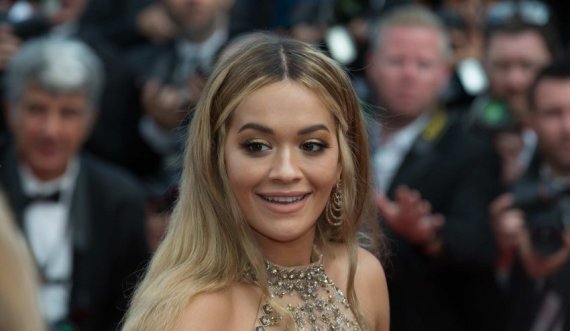 Rita Ora i tregon botës sa krenare është për vendlindjen e saj