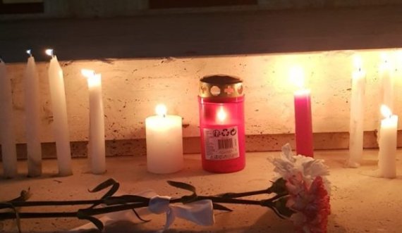 Qytetarët homazhe para kryeministrisë për 7-vjeçaren që humbi jetën