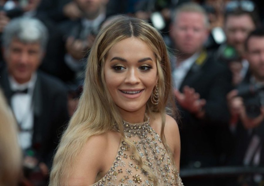 Rita Ora i tregon botës sa krenare është për vendlindjen e saj