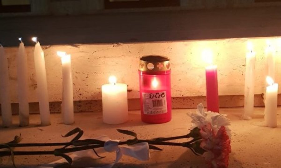 Qytetarët homazhe para kryeministrisë për 7-vjeçaren që humbi jetën