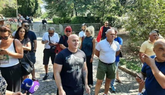 Nisin protestat, partia e Gjukanoviqit mobilizohet për rrëzimin e Abazoviqit