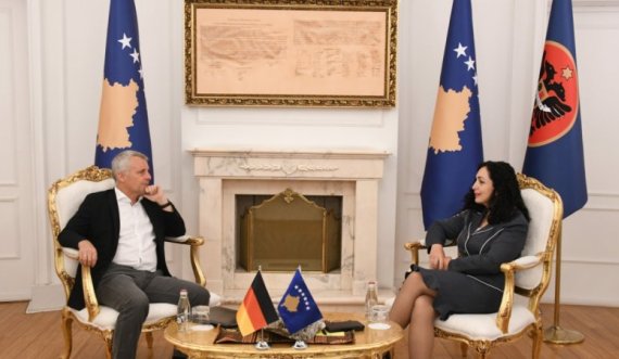 Ambasadori gjerman mbështet vendimet e Kurtit për dokumentet e targat në zyrë të Presidentes