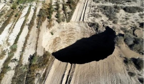 Gropa misterioze shkakton panik në këtë shtet, banorët ua lënë fajin UFO-ve/VIDEO