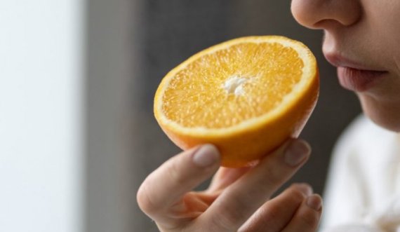 Humbja e shqisës së nuhatjes mund të parashikojë probleme me kujtesën pas Covid-19