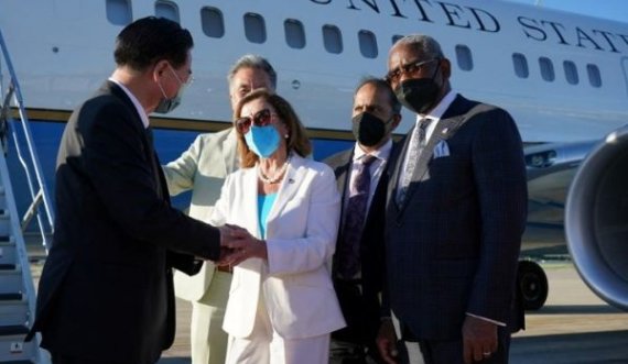 Pelosi largohet nga Tajvani pas tërbimit kinez
