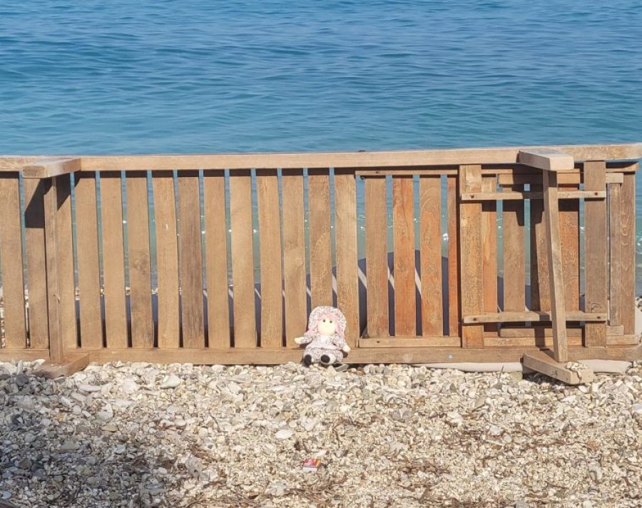 Pamje prekëse pas tragjedisë – zbarzet plazhi, vendoset një kukull aty ku u vra 7-vjeçarja