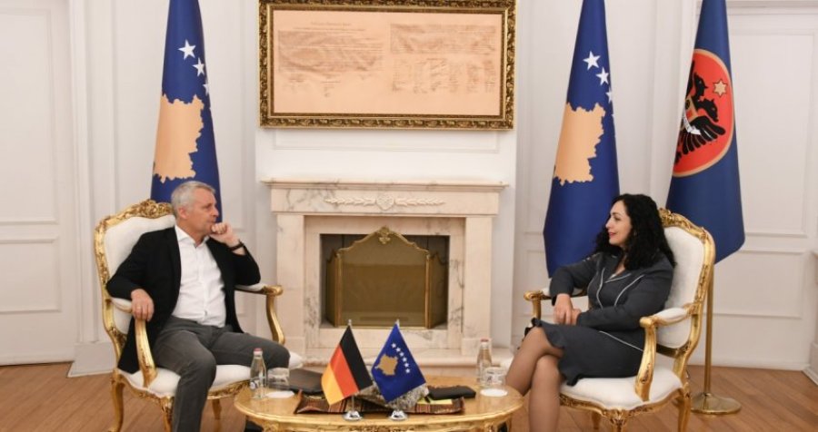 Ambasadori gjerman mbështet vendimet e Kurtit për dokumentet e targat në zyrë të Presidentes