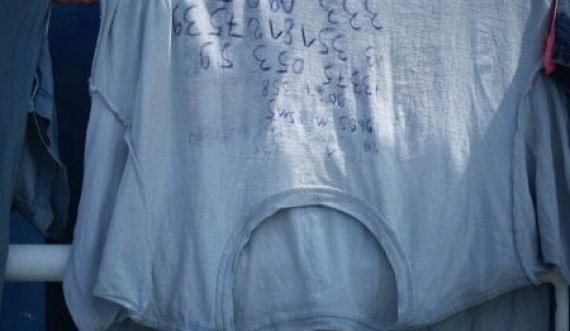 Emigrantët shkruajnë mbi bluza numrat e telefonit: “Nëse mbytem, ​​njoftoni familjen time”