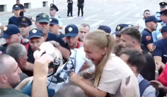 Tensione në protestë, qytetarët përplasen me policinë: Hiqni kapelet, bashkohuni me ne